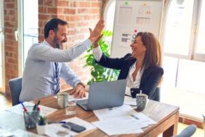 Image d'une cliente et d'un agent Transvaal Grès qui coopère heureux